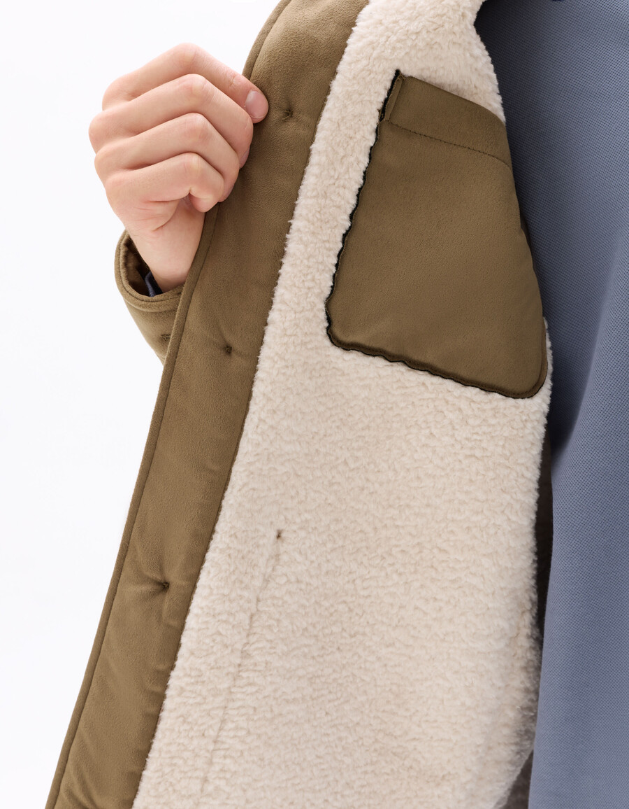 arbeitsjacke aus taupefarbenem wildlederimitat mit sherpa-futter