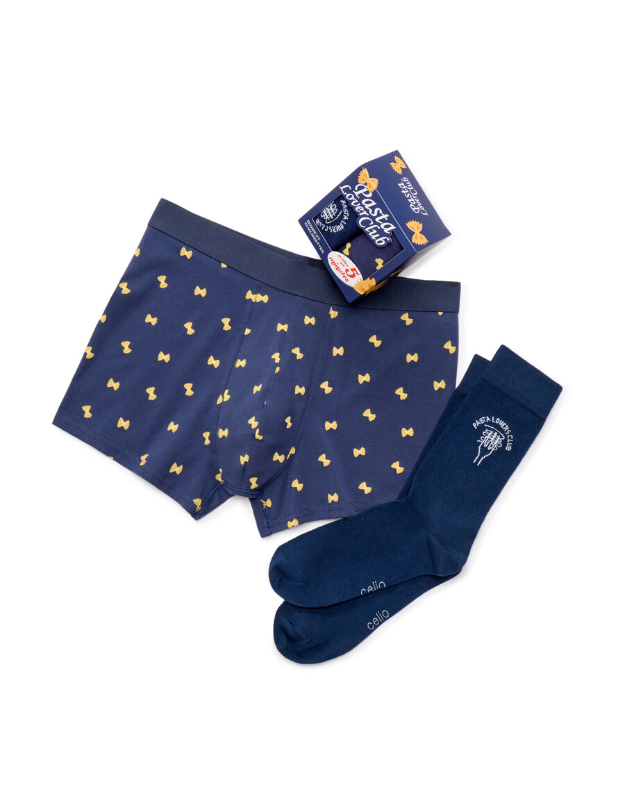 marineblaues geschenkset mit boxershorts und socken mit weihnachtlichem pasta-muster
