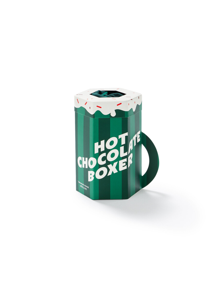 weihnachtsgeschenkset mit heißer schokolade und boxer