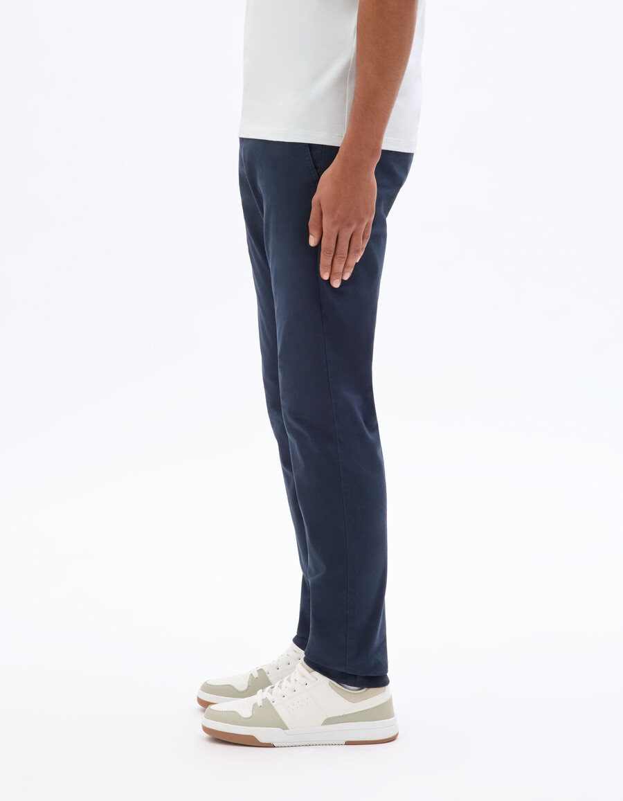 schmal geschnittene chino-hose aus stretch-baumwolle kurzelange ausführung