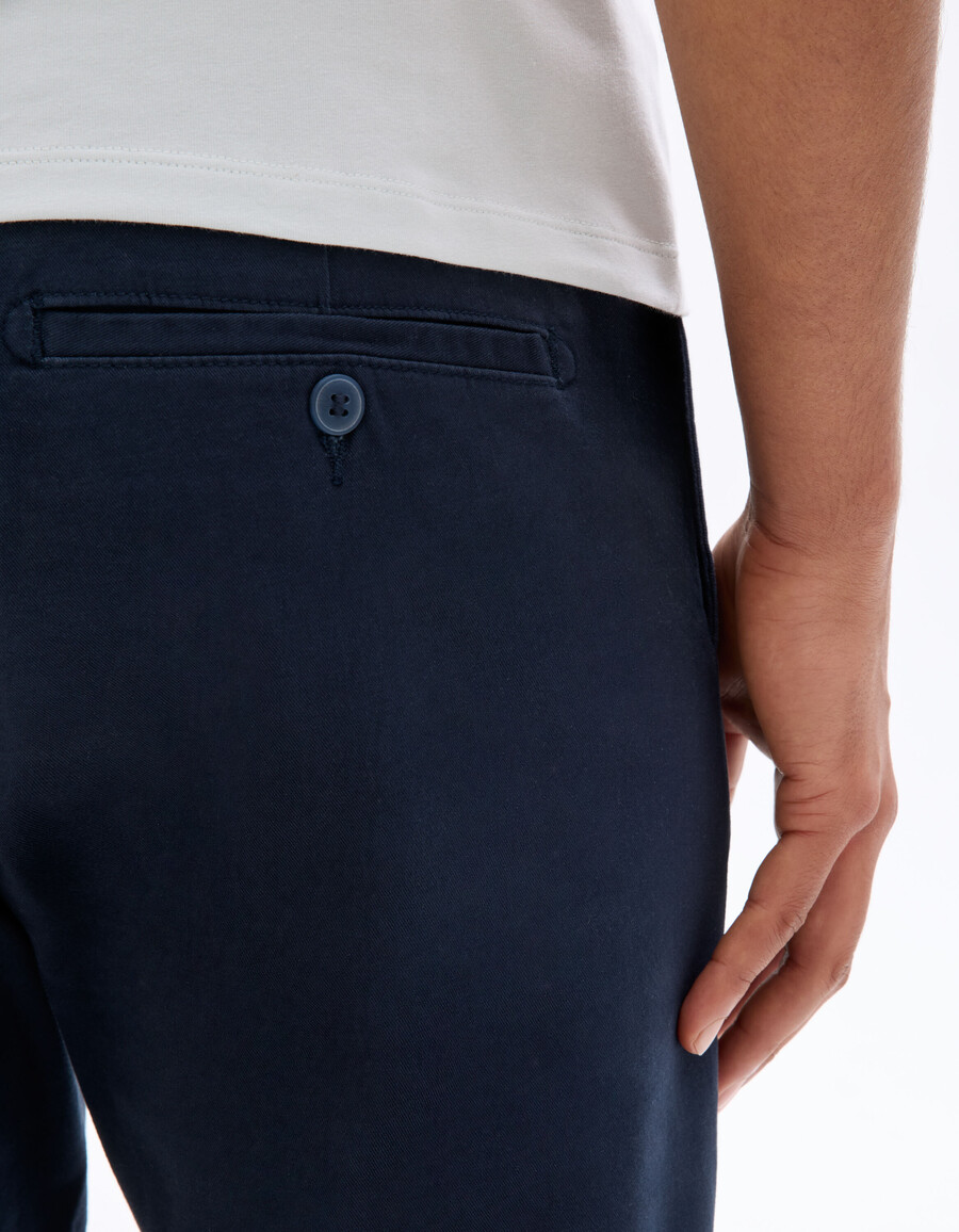 schmal geschnittene chino-hose aus stretch-baumwolle kurzelange ausführung