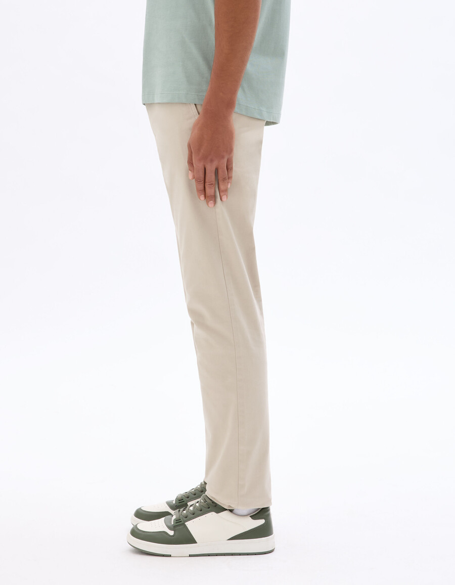 schmal geschnittene chino-hose aus stretch-baumwolle kurzelange ausführung