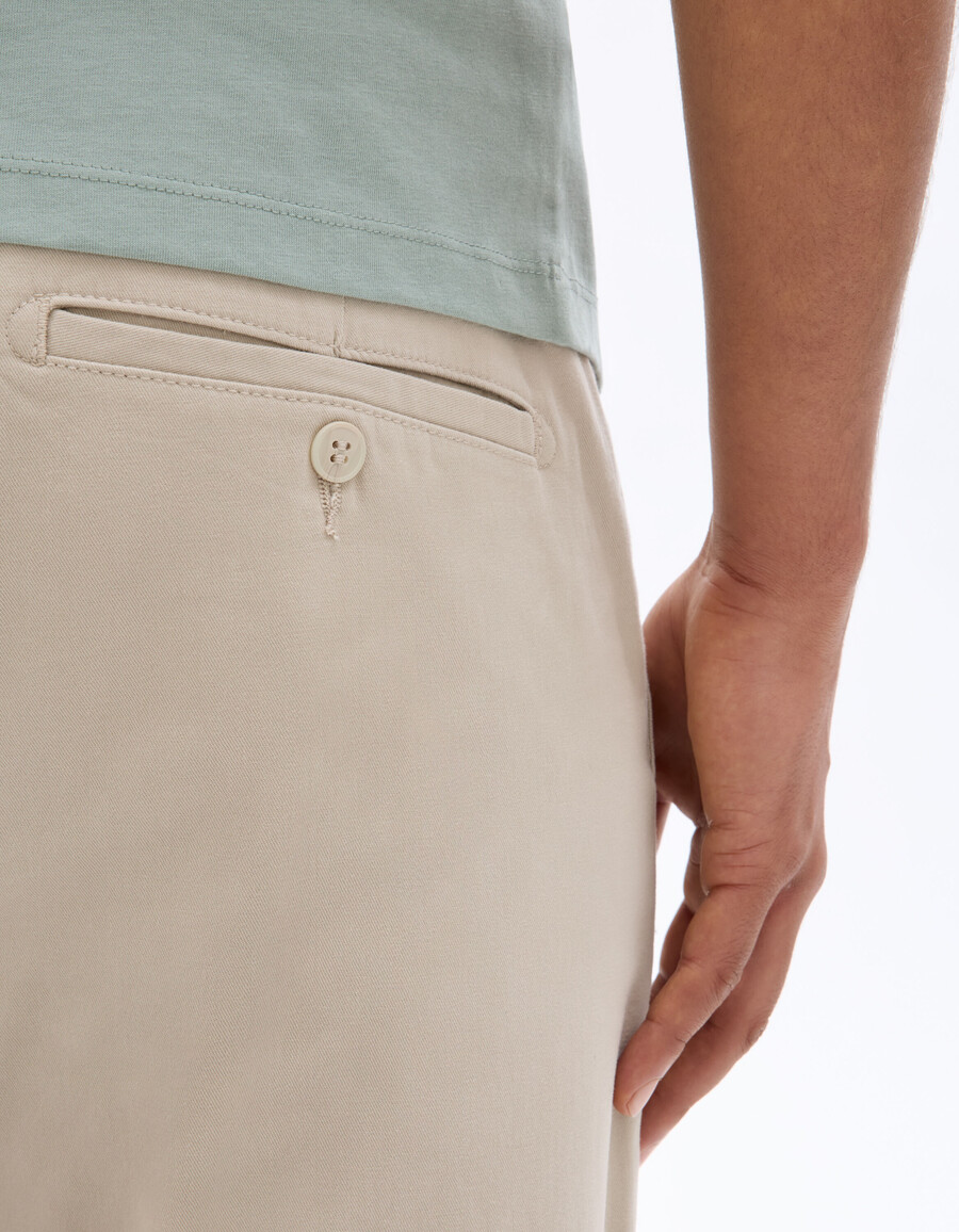 schmal geschnittene chino-hose aus stretch-baumwolle kurzelange ausführung