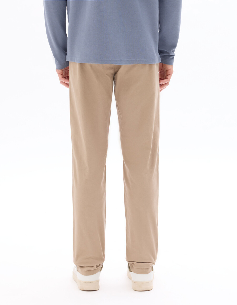 gerade geschnittene chino-hose aus stretch-baumwolle kurzelange ausführung