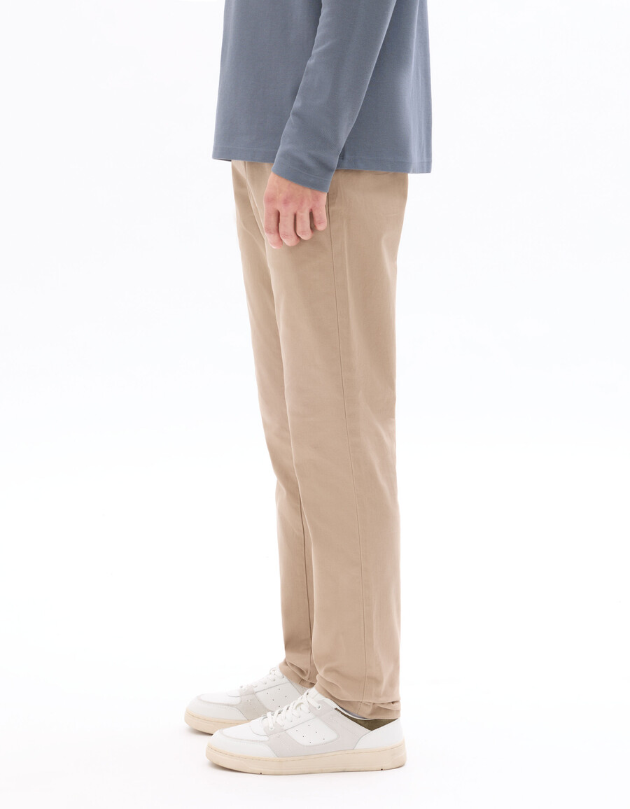 gerade geschnittene chino-hose aus stretch-baumwolle kurzelange ausführung