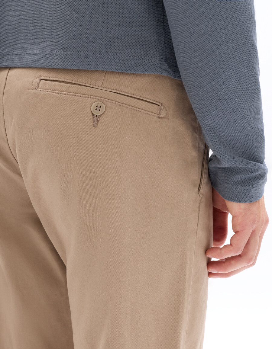 gerade geschnittene chino-hose aus stretch-baumwolle kurzelange ausführung