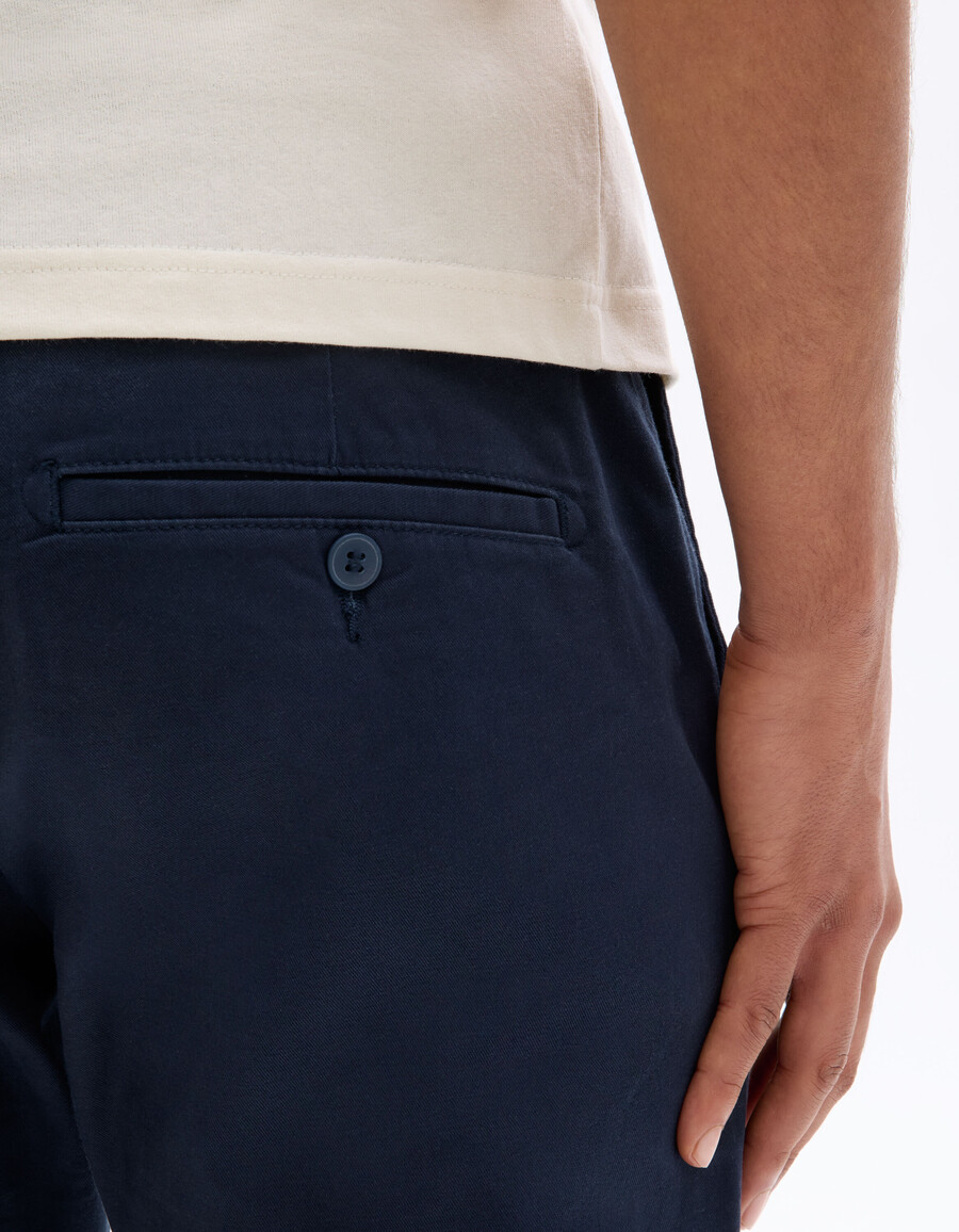 gerade geschnittene chino-hose aus stretch-baumwolle kurzelange ausführung