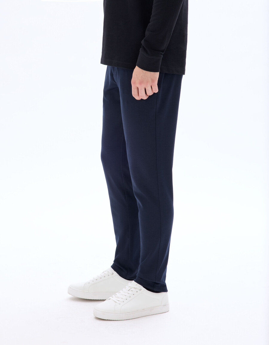 schmal geschnittene chino-hose aus strick