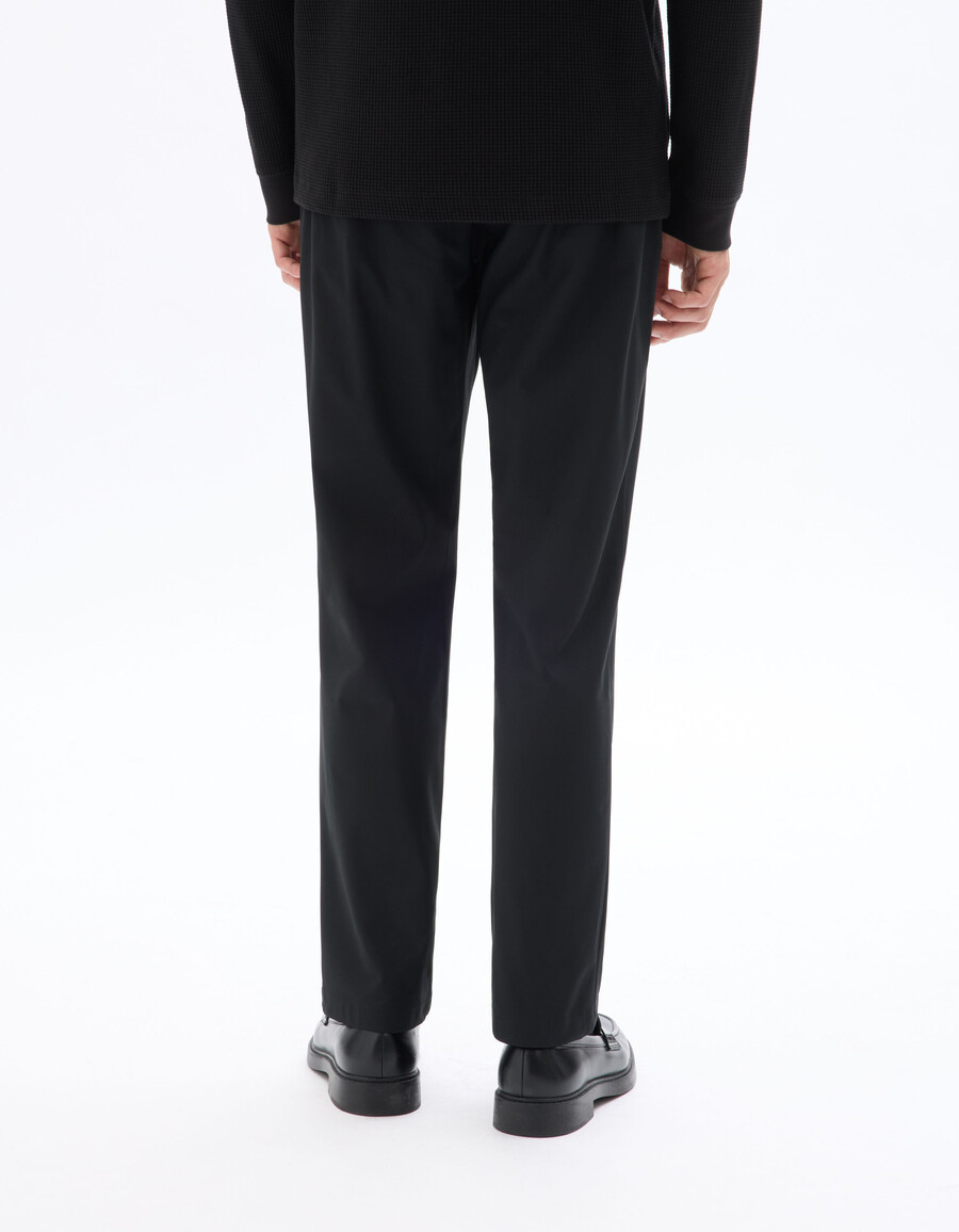 stretch-chino-hose aus technischem strick