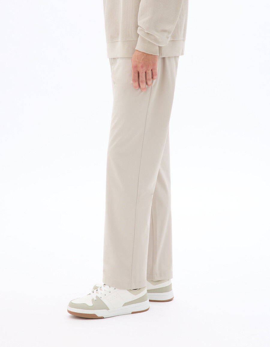 stretch-chino-hose aus technischem strick