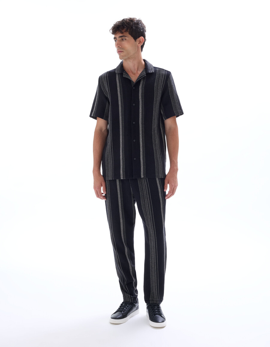 gestreifte hose mit strukturmuster und geradem bein
