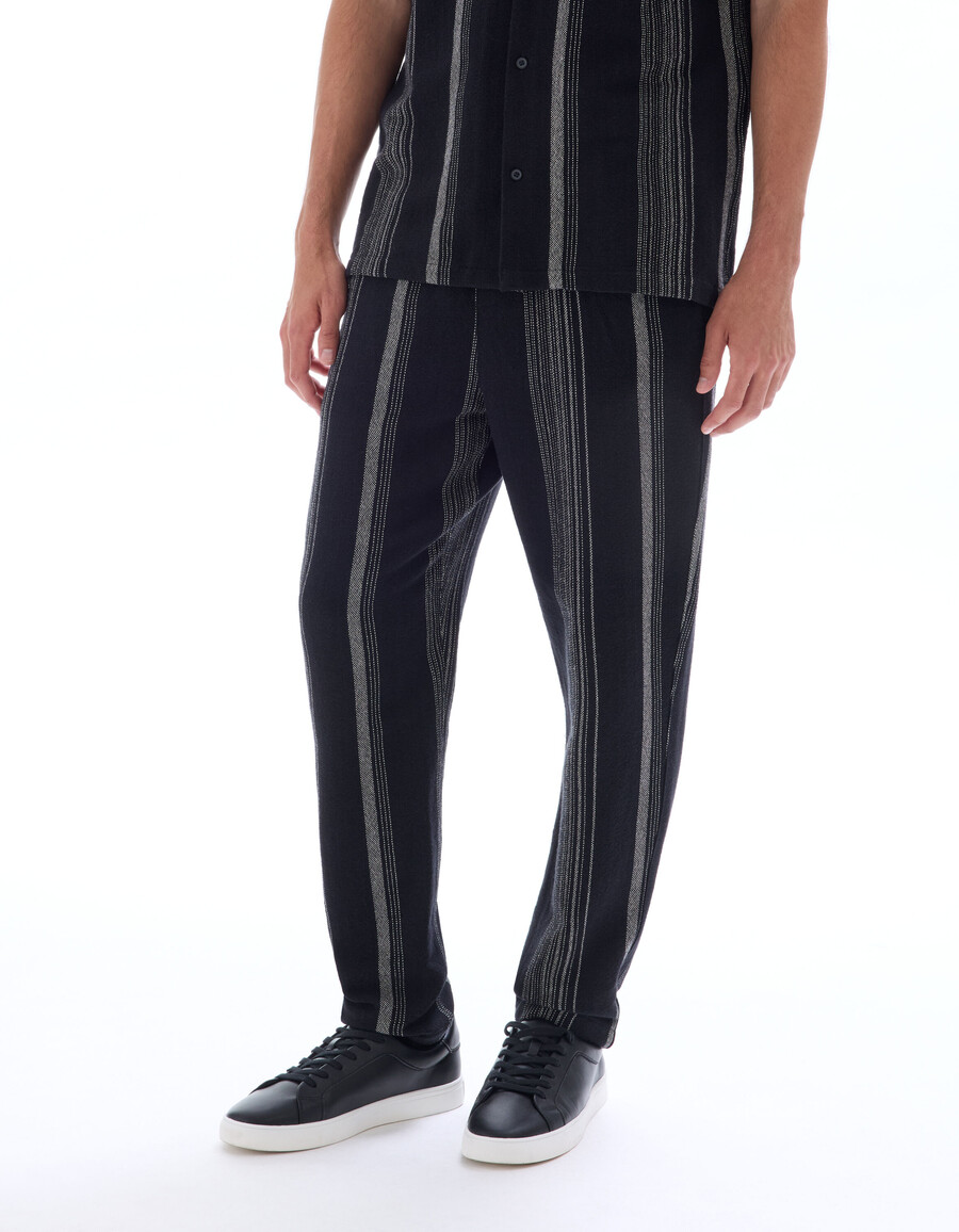 gestreifte hose mit strukturmuster und geradem bein