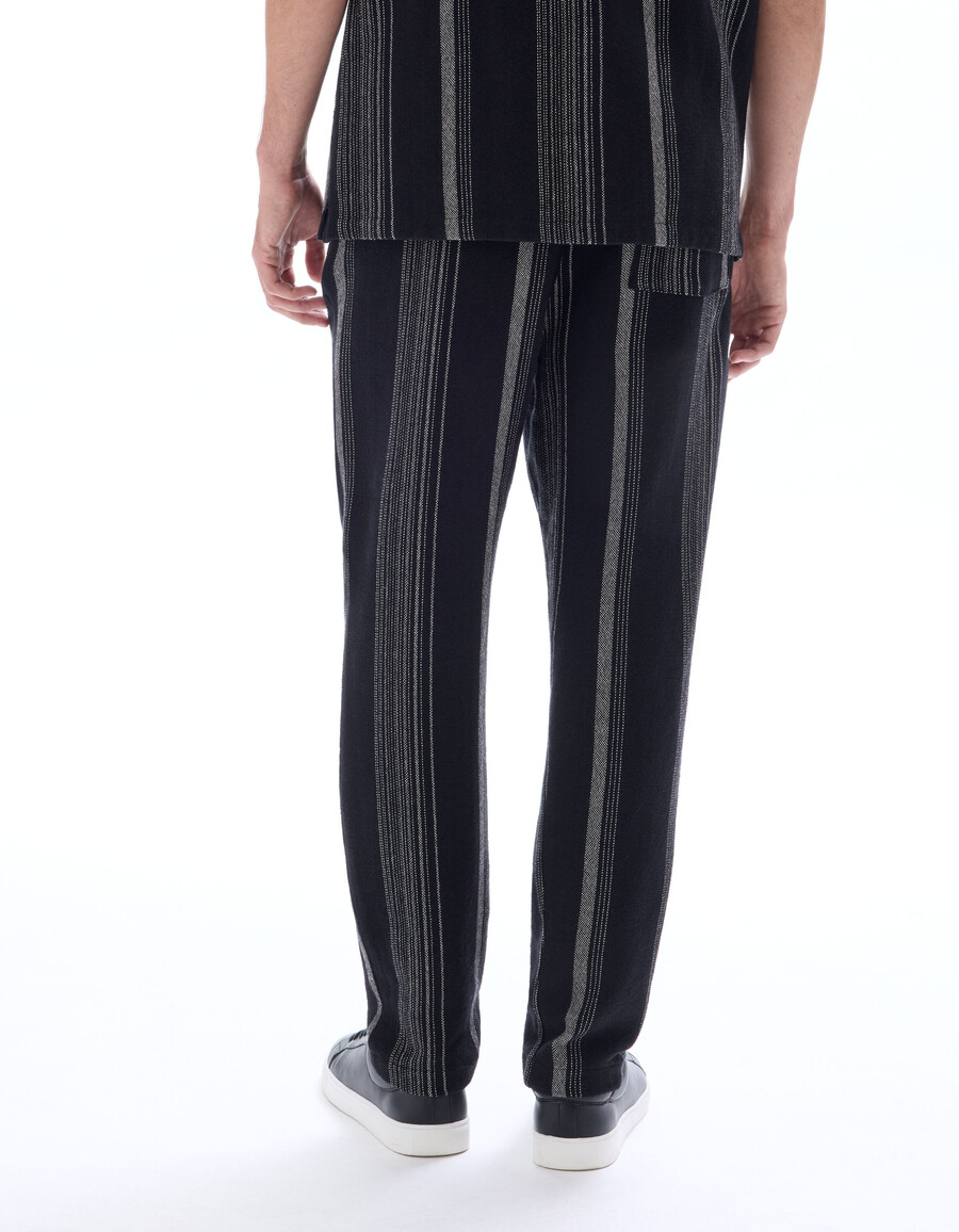 gestreifte hose mit strukturmuster und geradem bein