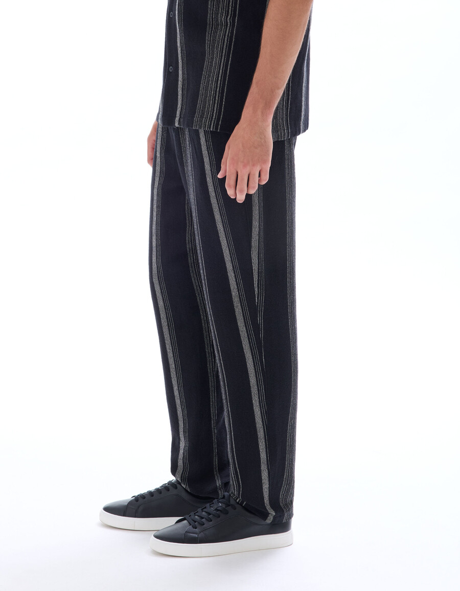 gestreifte hose mit strukturmuster und geradem bein