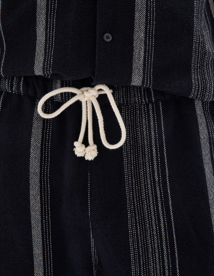 gestreifte hose mit strukturmuster und geradem bein