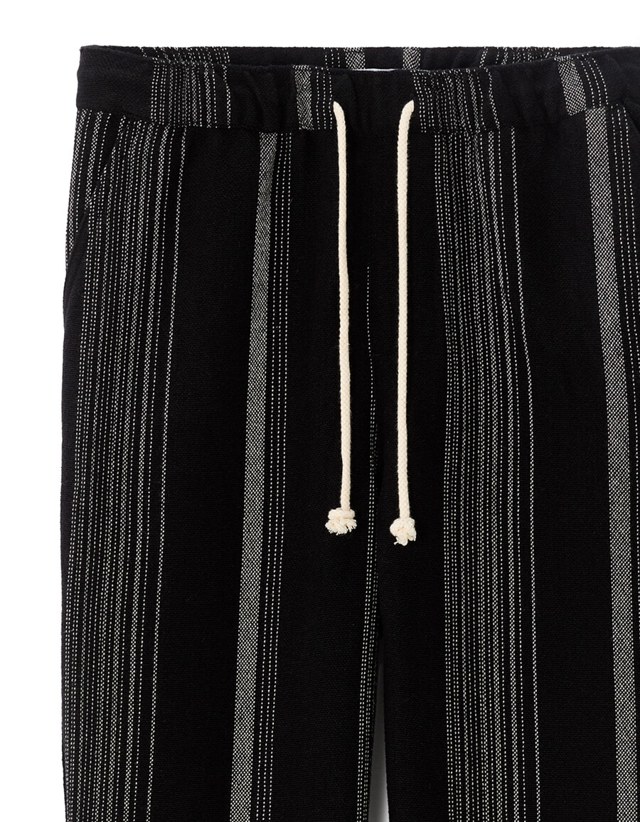 gestreifte hose mit strukturmuster und geradem bein