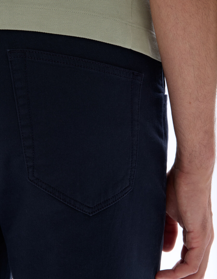 gerade geschnittene stretch-baumwollhose mit 5 taschen