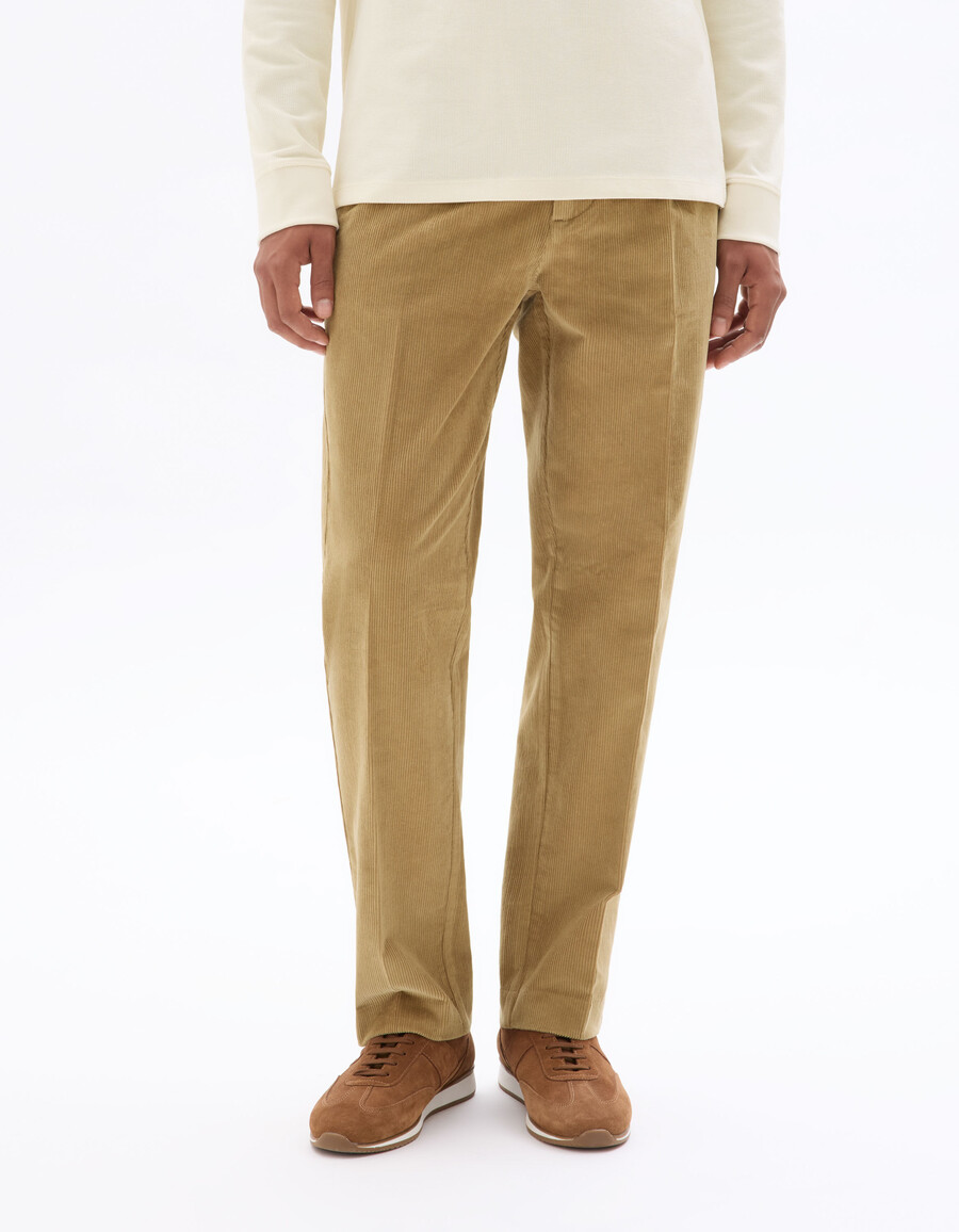 gerade geschnittene chino-hose aus karamellfarbenem samt