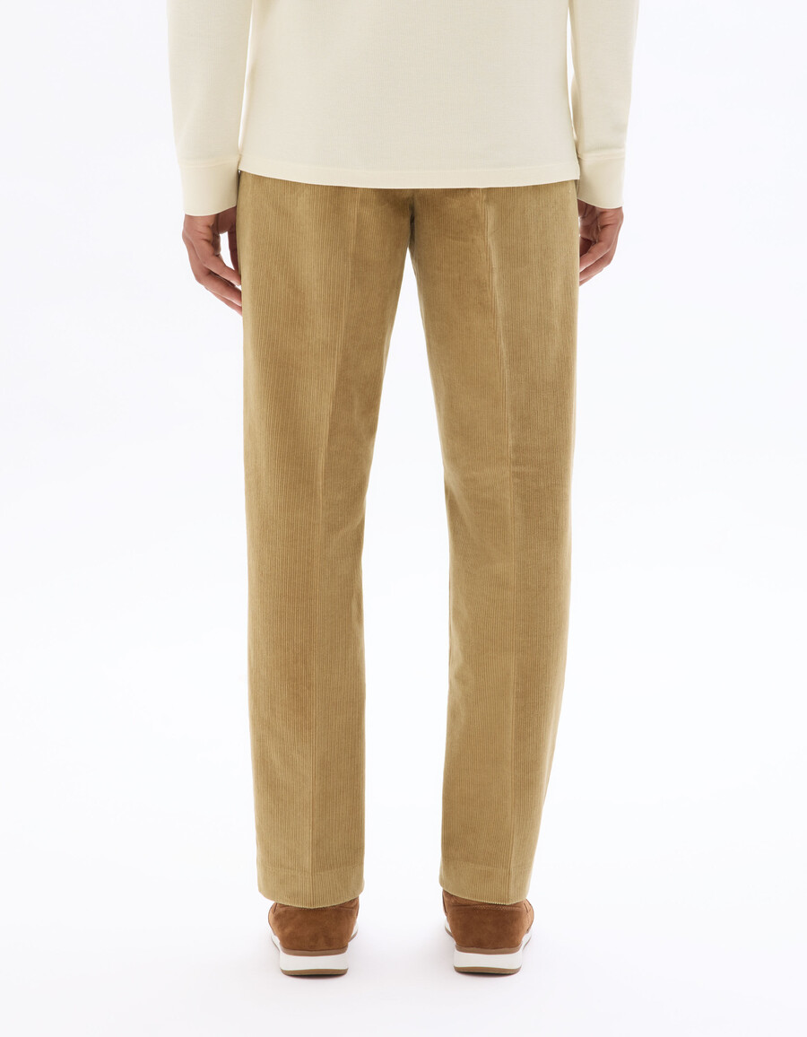 gerade geschnittene chino-hose aus karamellfarbenem samt