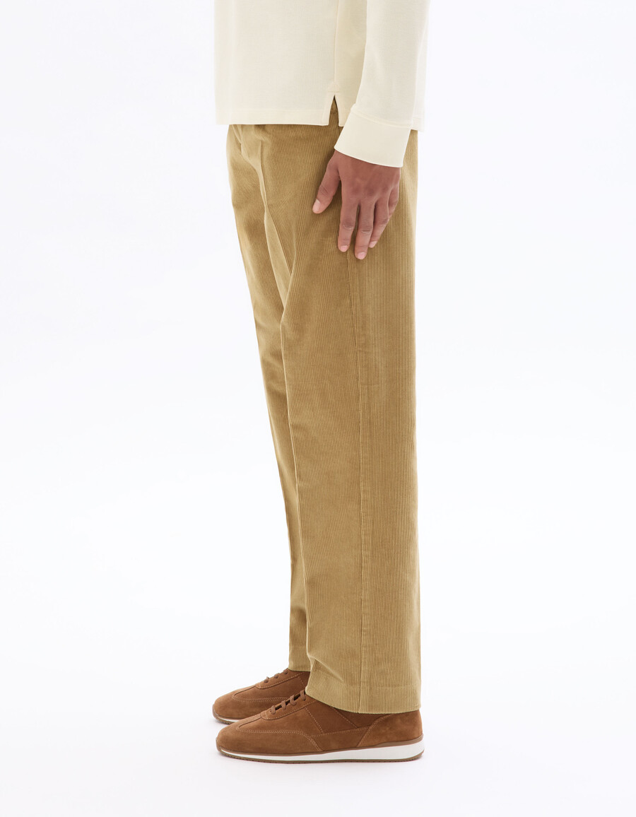 gerade geschnittene chino-hose aus karamellfarbenem samt