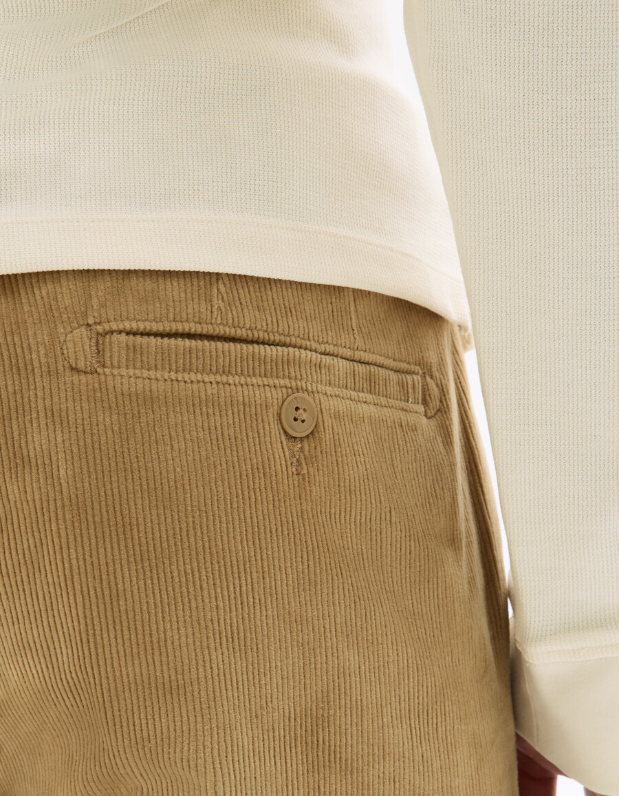 gerade geschnittene chino-hose aus karamellfarbenem samt