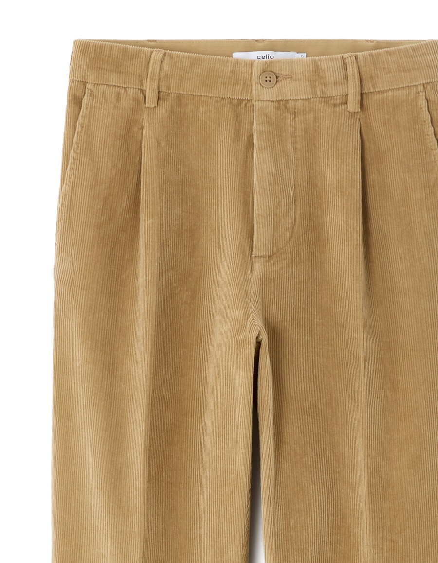 gerade geschnittene chino-hose aus karamellfarbenem samt
