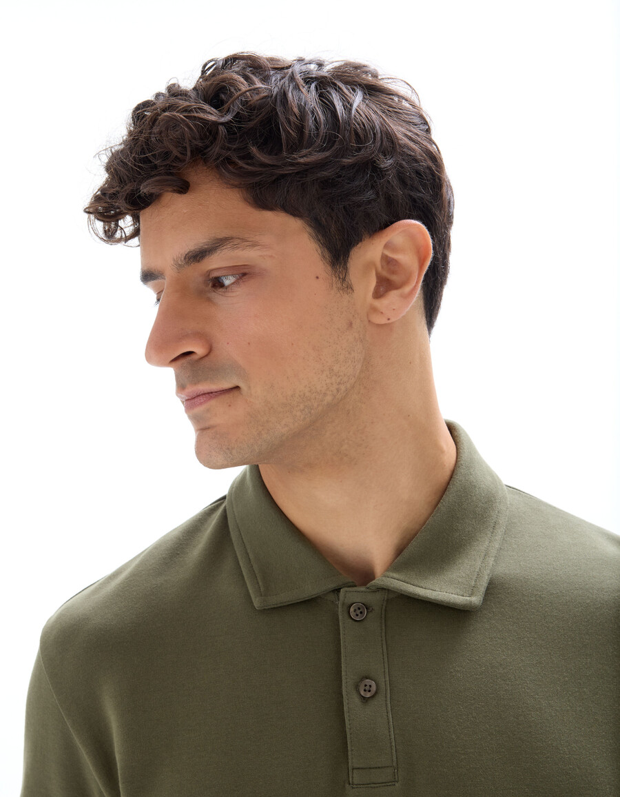poloshirt in regulärer passform aus khaki-jersey