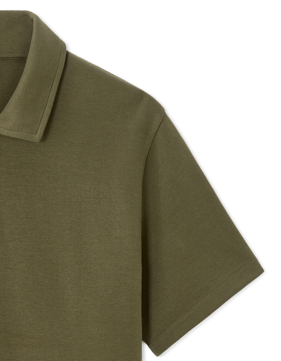poloshirt in regulärer passform aus khaki-jersey