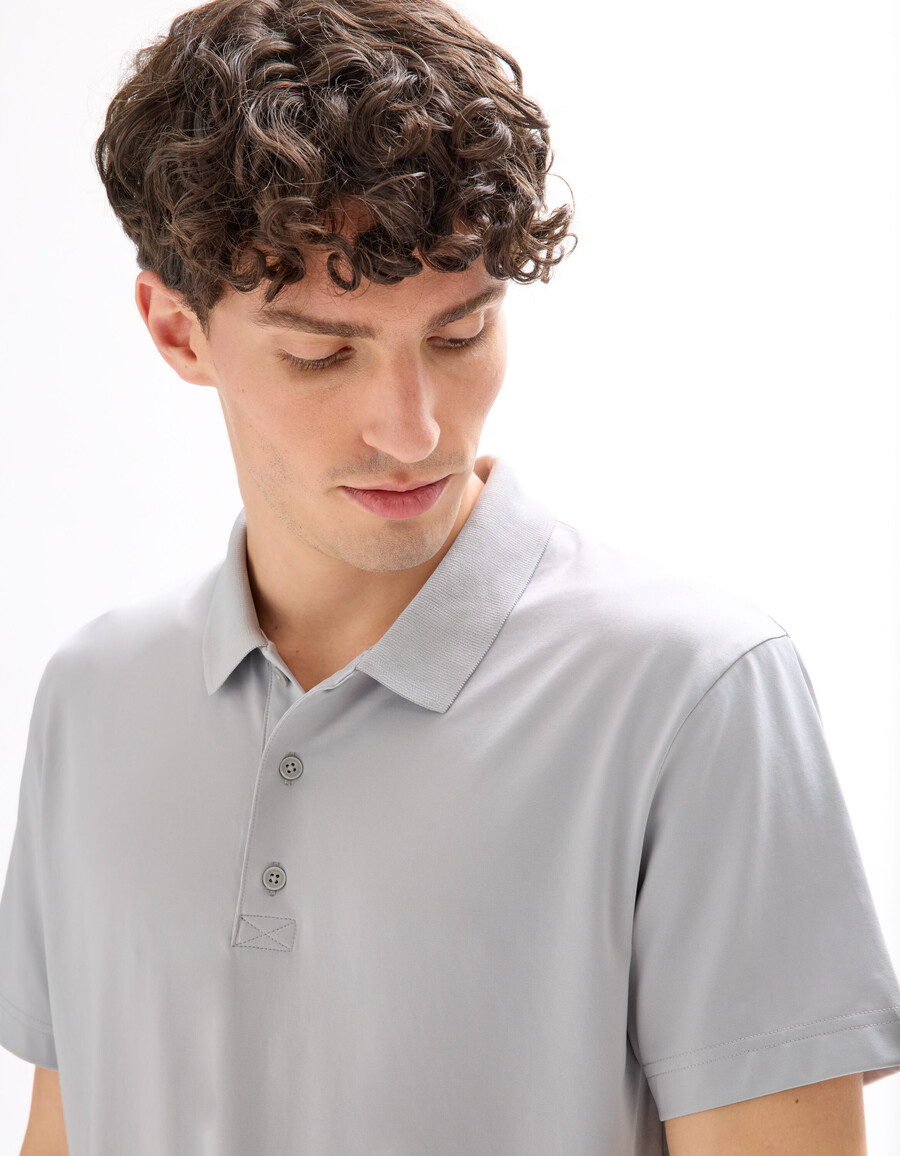 poloshirt in regulärer passform aus funktionsmaterial