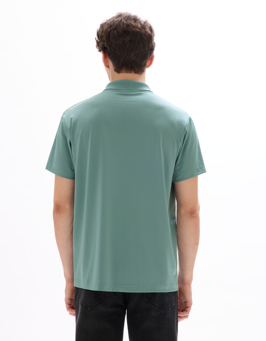 poloshirt in regulärer passform aus funktionsmaterial
