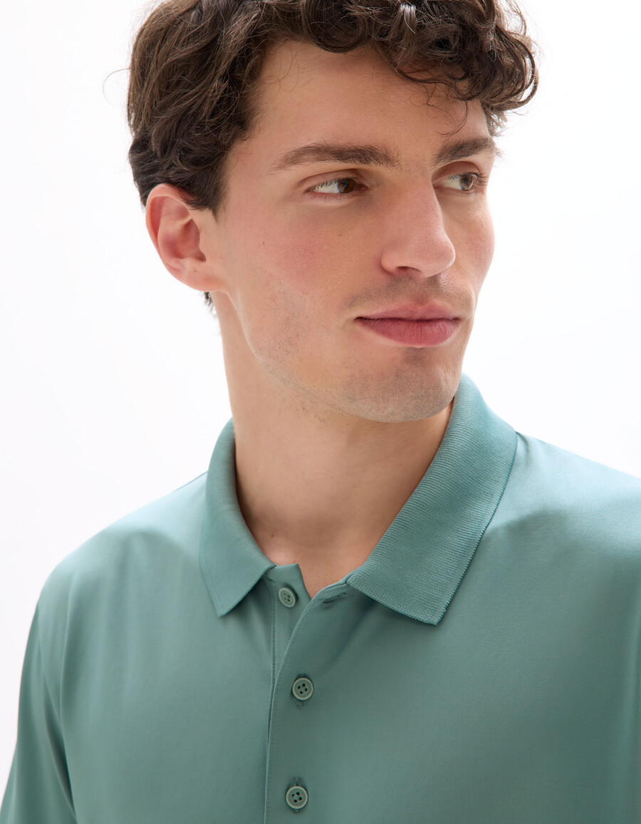 poloshirt in regulärer passform aus funktionsmaterial