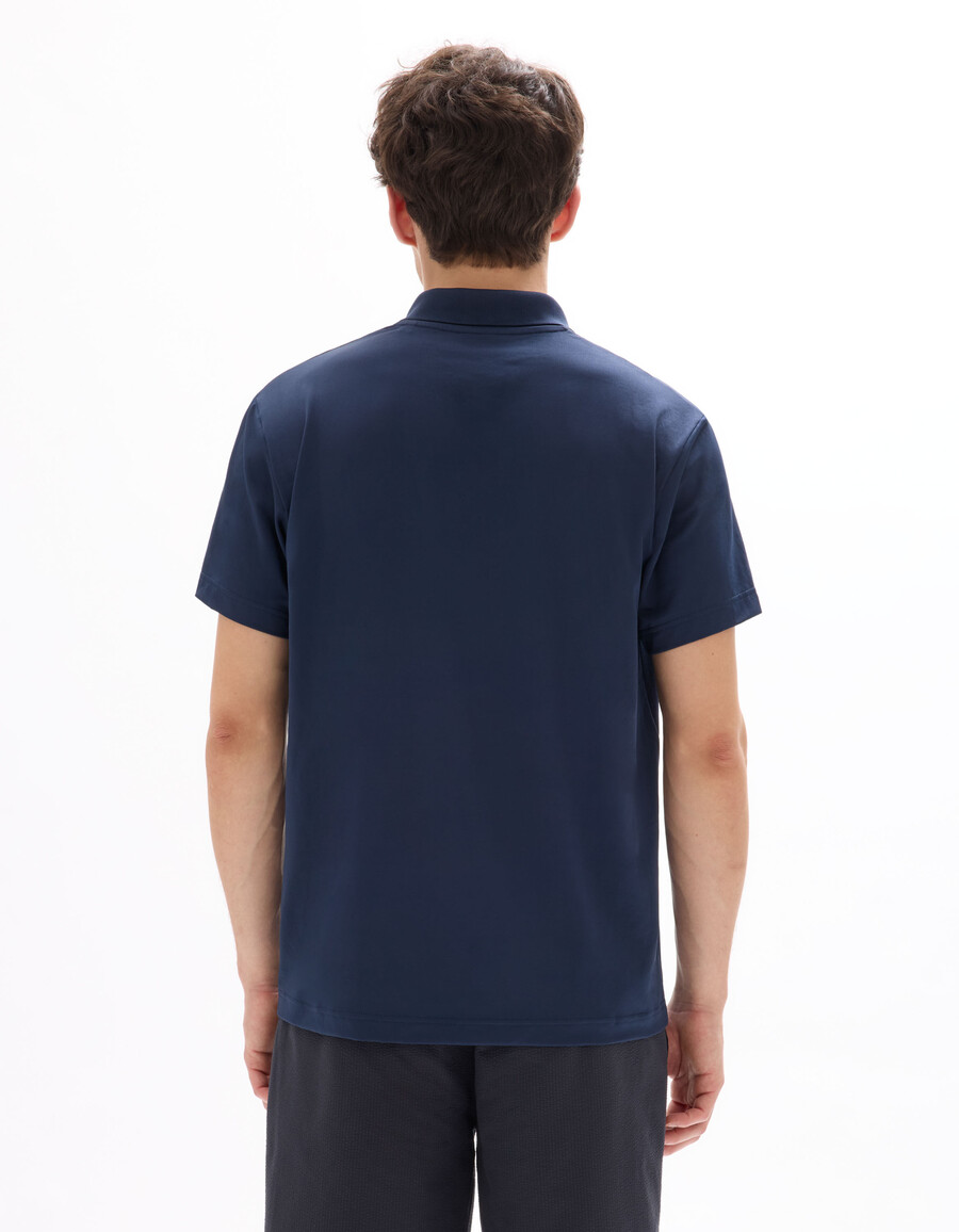 poloshirt in regulärer passform aus funktionsmaterial