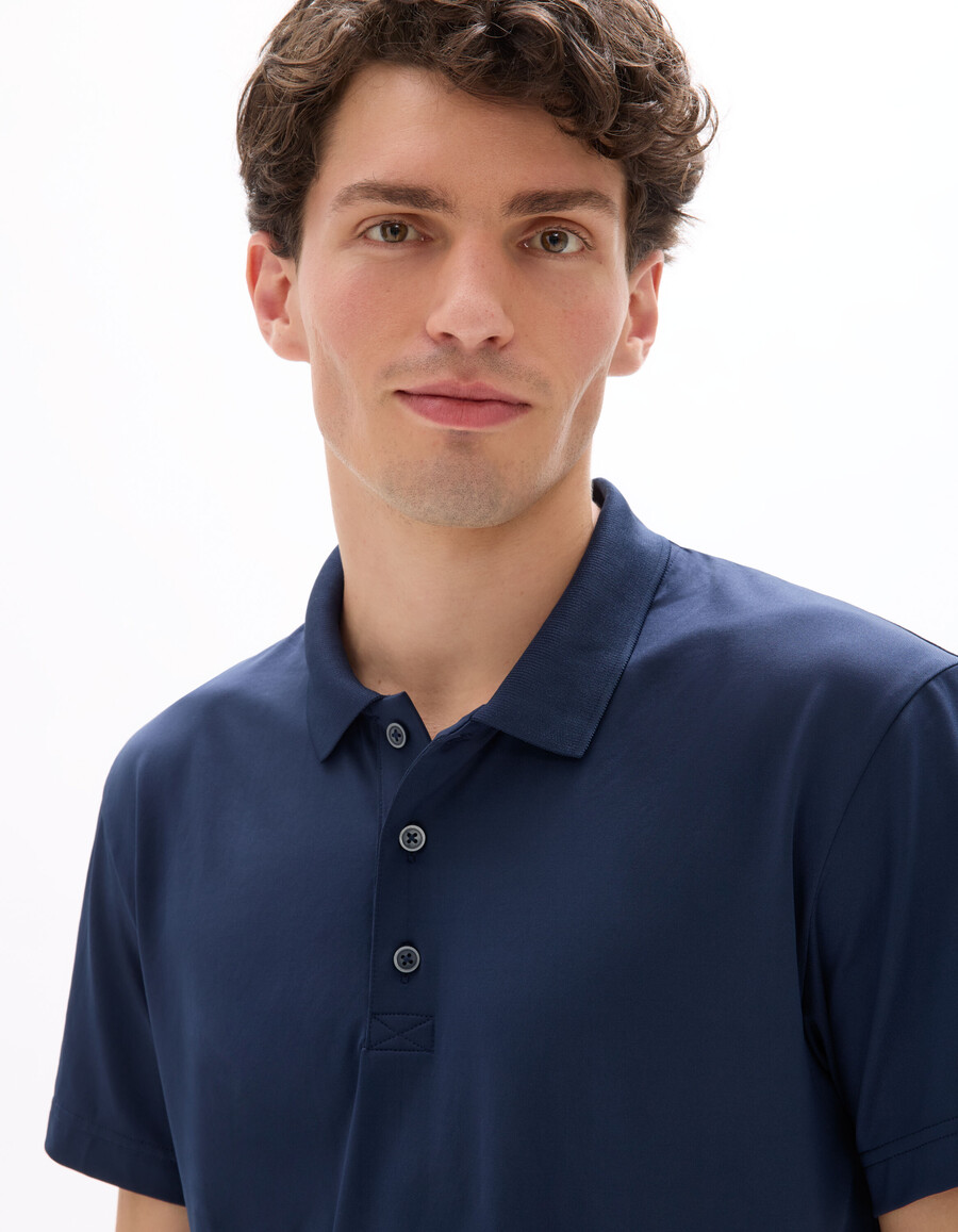 poloshirt in regulärer passform aus funktionsmaterial