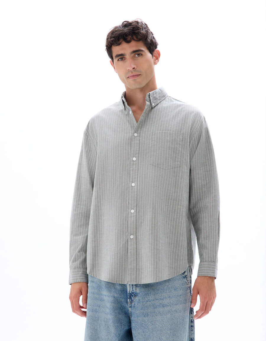 locker sitzendes gestreiftes oxford-hemd