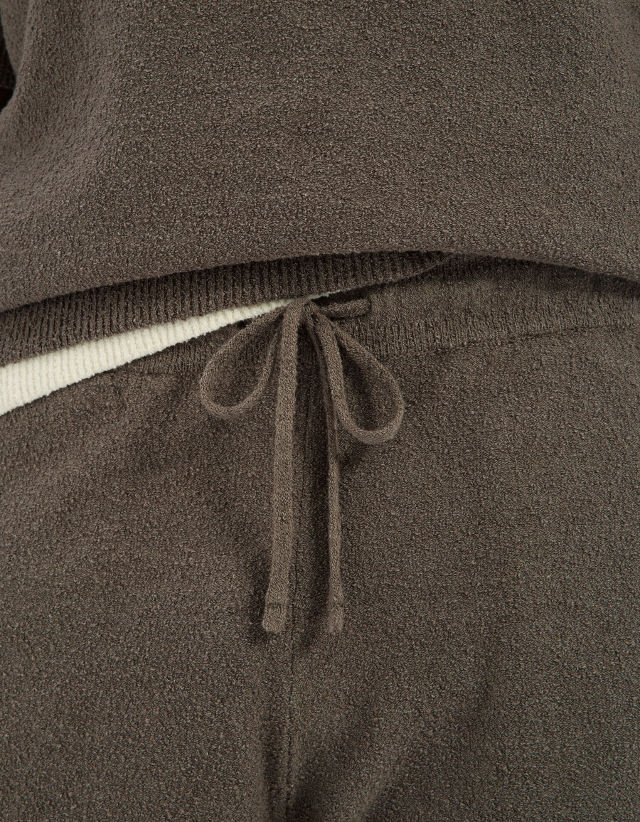 taupefarbene bermuda-shorts aus baumwollmischfleece