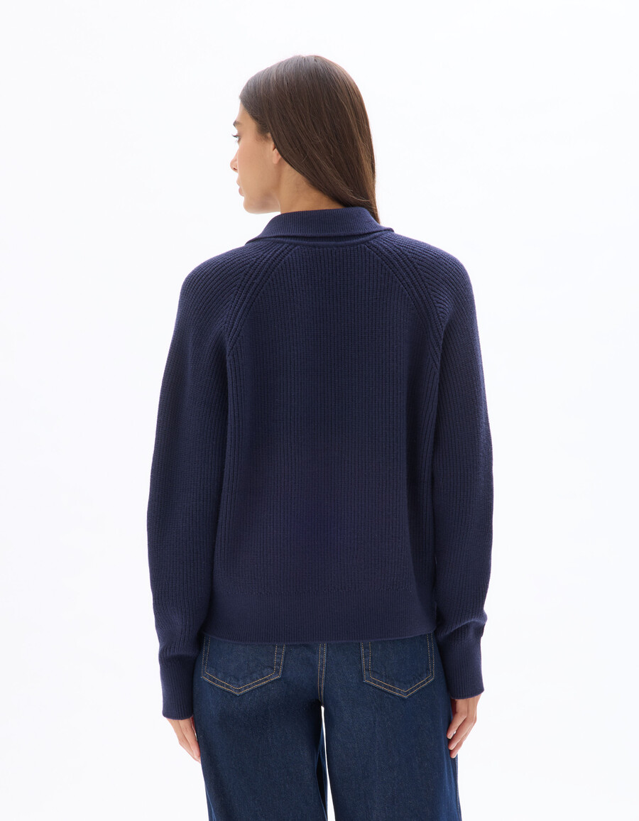 marineblauer strickpullover mit rollkragen