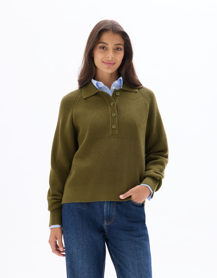 grüner strickpullover mit rollkragen