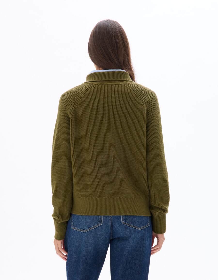 grüner strickpullover mit rollkragen