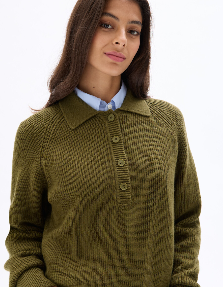 grüner strickpullover mit rollkragen