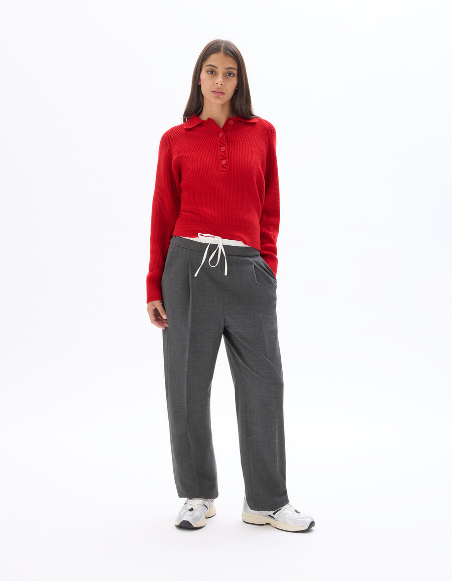 roter strickpullover mit rollkragen