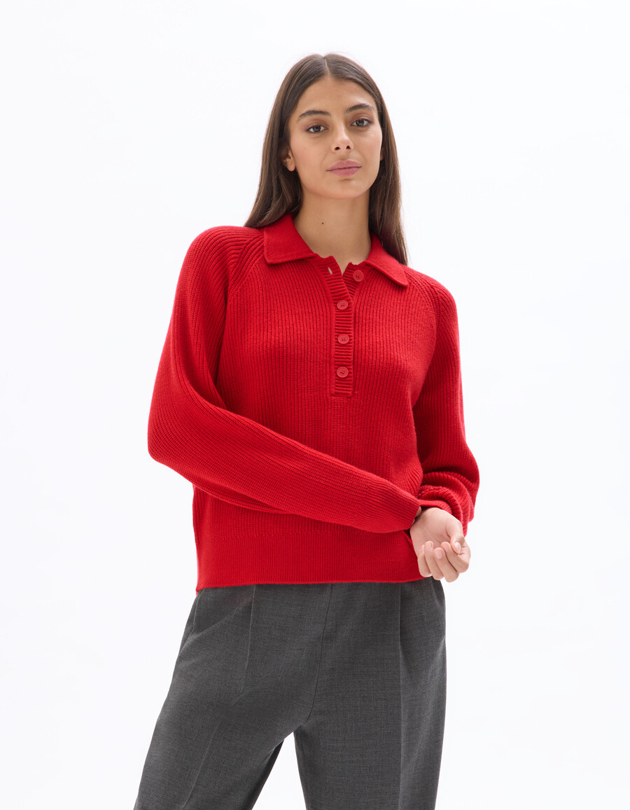 roter strickpullover mit rollkragen