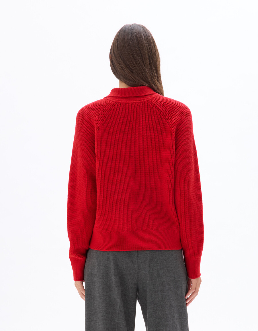 roter strickpullover mit rollkragen