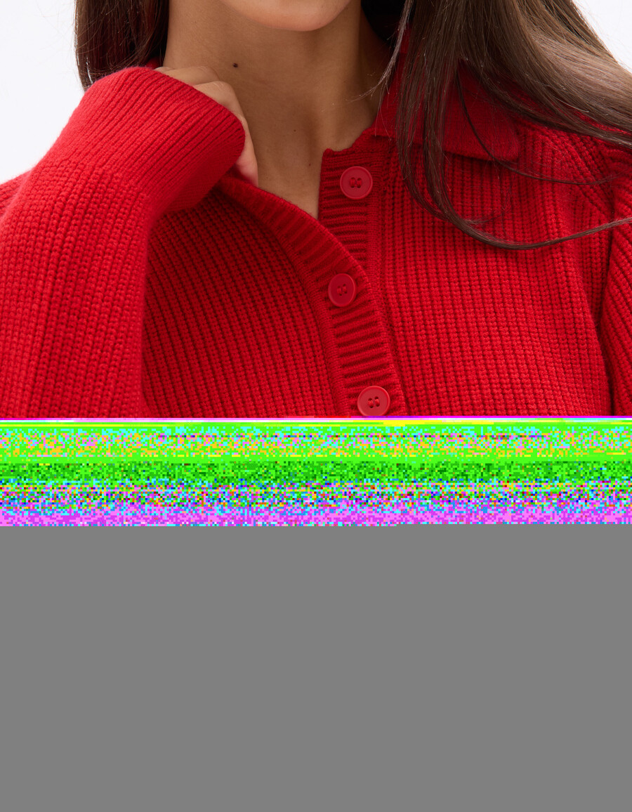 roter strickpullover mit rollkragen