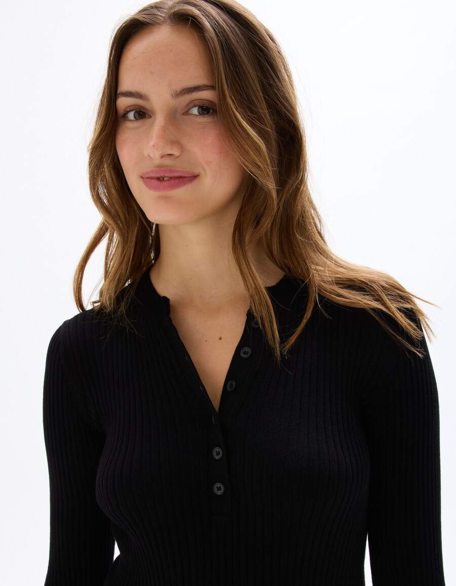 pullover mit knopfleiste und rundhalsausschnitt