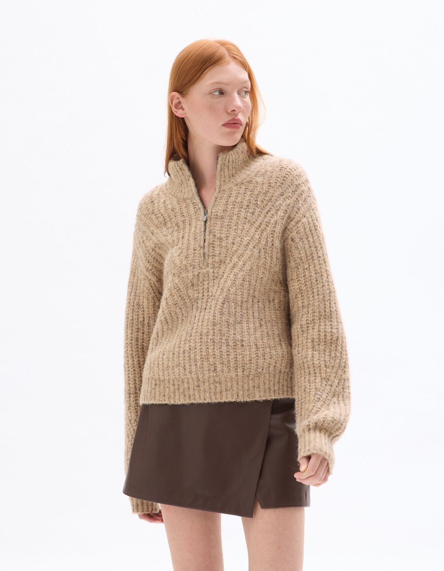beigefarbener strickpullover im trucker-stil