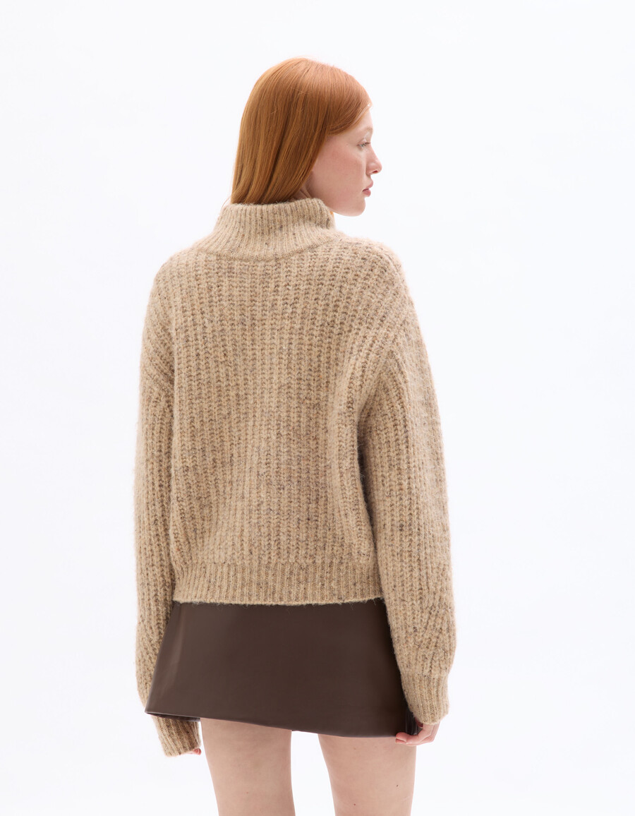 beigefarbener strickpullover im trucker-stil