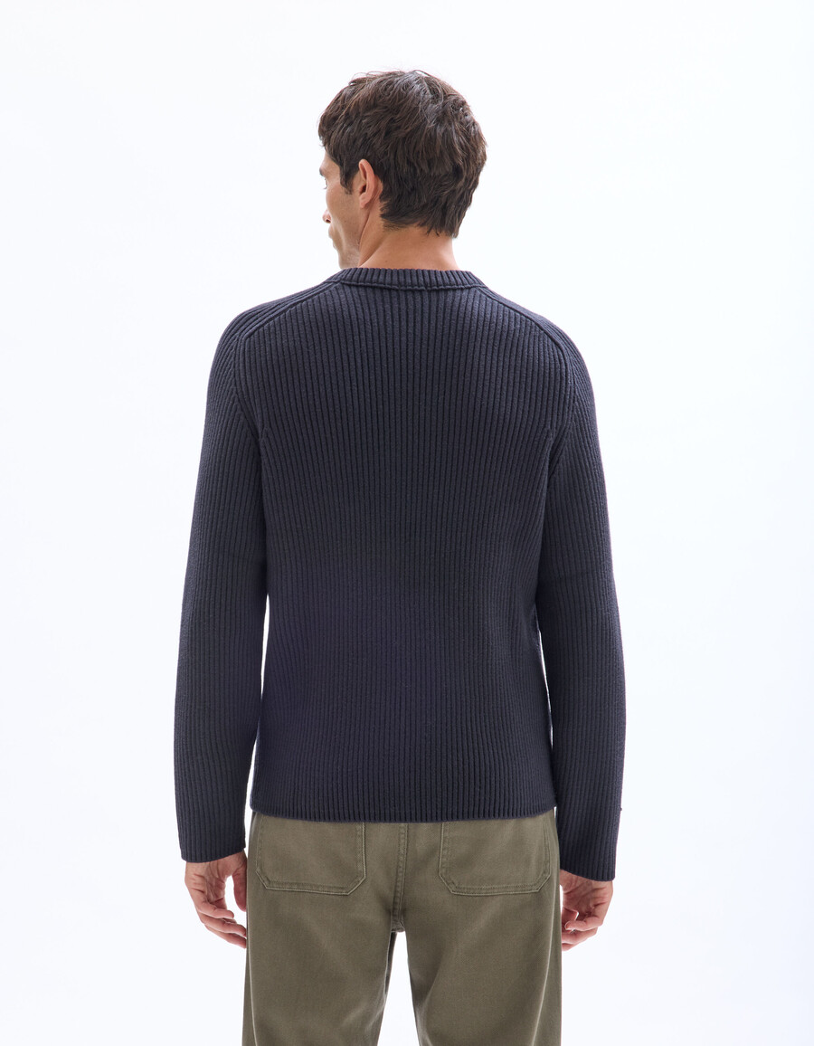 gerippter strickpullover mit rundhalsausschnitt
