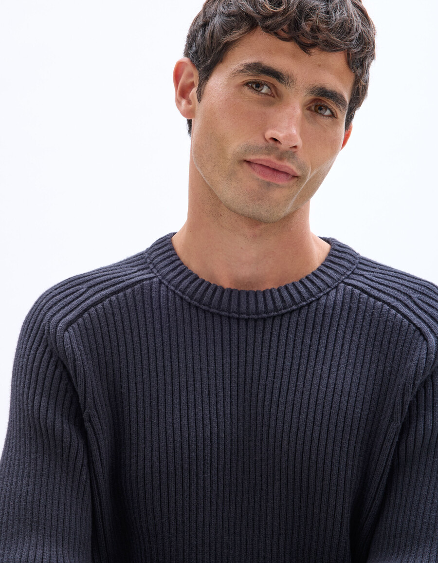 gerippter strickpullover mit rundhalsausschnitt