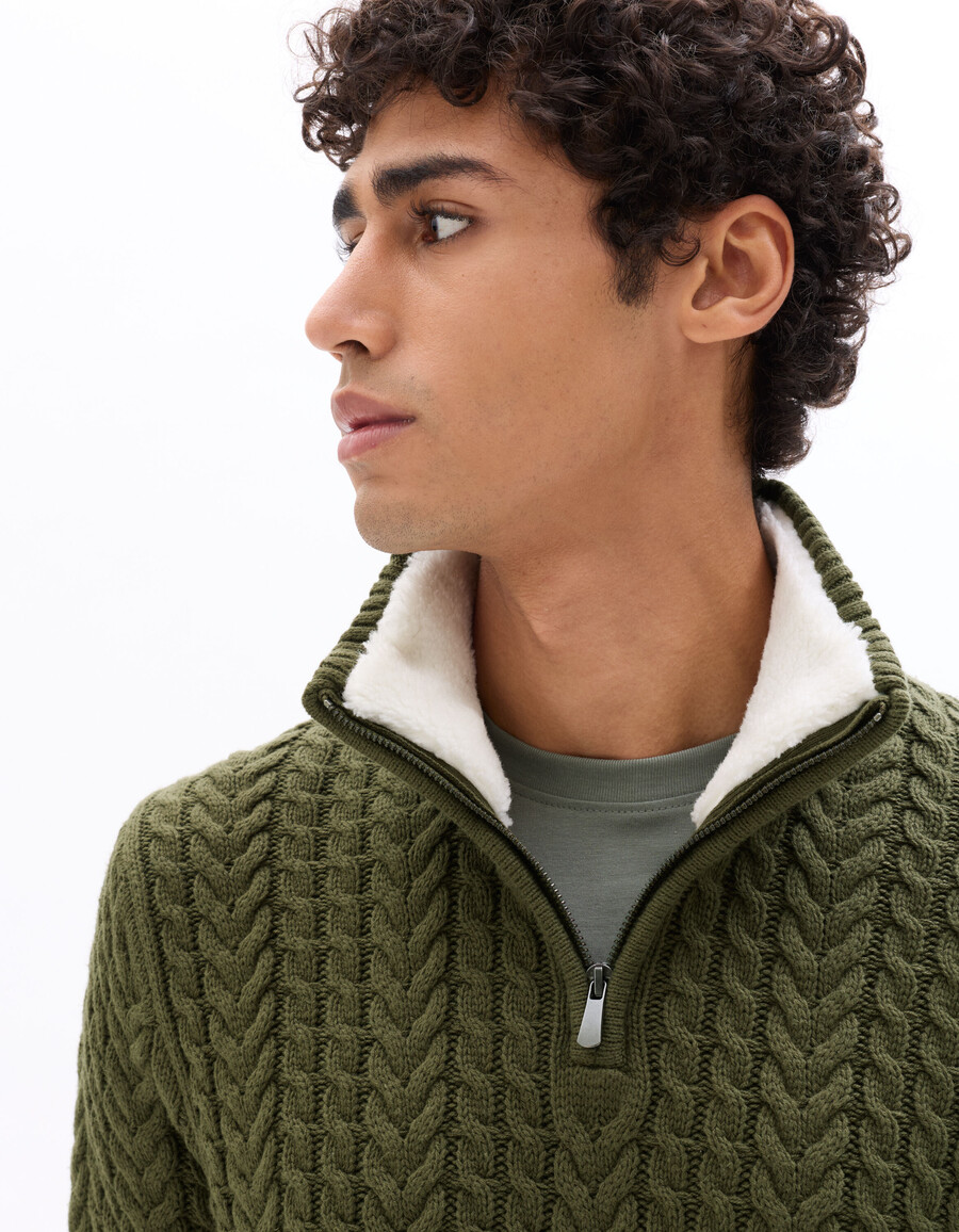 zopfstrickpullover mit hohem kragen und sherpa-futter