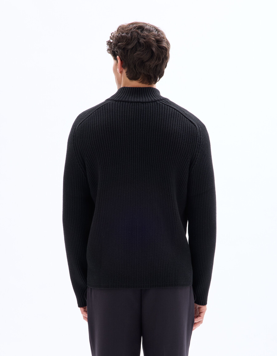 gerippter strickpullover mit trucker-ausschnitt